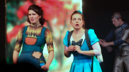Zauberer von OZ Musical mit Jeanne Rehe als Vogelscheuche & Viktoria Weiner als Dorothy